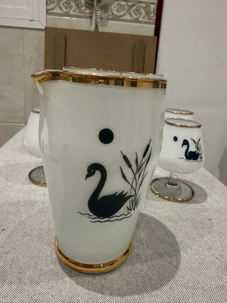 Juego de vasos con cisnes dorados