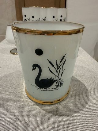 Juego de vasos con cisnes dorados