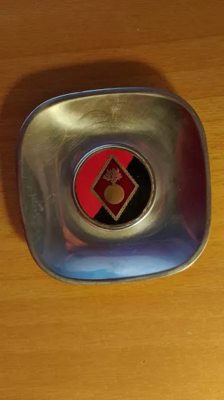 Cenicero metálico militar