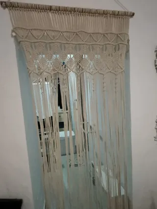 Lámpara macramé y cortina beige