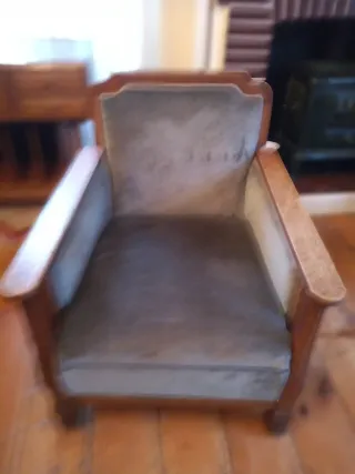 Sillón de tela y madera