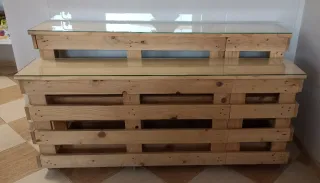 Expositor de madera y cristal hecho con palets