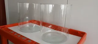 Expositor de madera y cristal hecho con palets