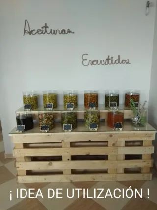 Expositor de madera y cristal hecho con palets