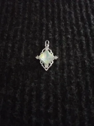 Colgante plateado con piedra central