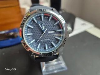 Reloj de pulsera azul con correa negra