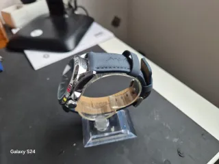 Reloj de pulsera azul con correa negra