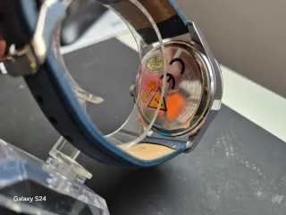 Reloj de pulsera azul con correa negra