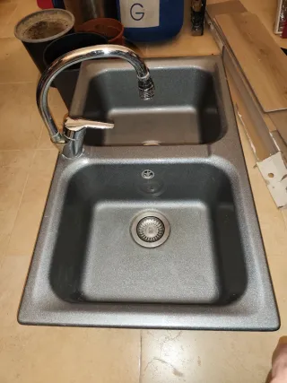 Pila doble con grifo y latiguillos