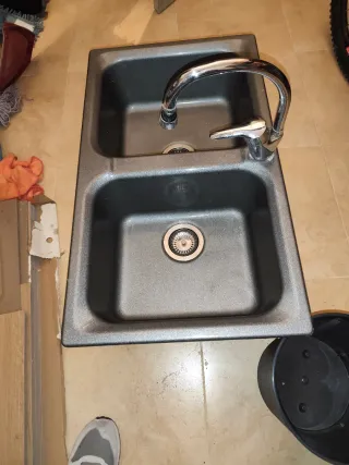 Pila doble con grifo y latiguillos