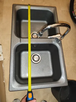 Pila doble con grifo y latiguillos