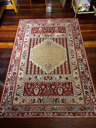 Alfombra de lana beige y roja