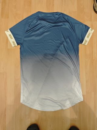 Camiseta SikSilk degradada azul y blanca