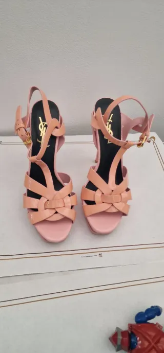 Saint Laurent Sandalias Rosadas y Doradas