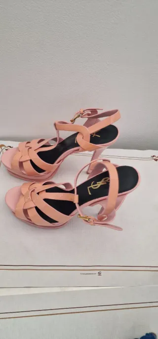 Saint Laurent Sandalias Rosadas y Doradas