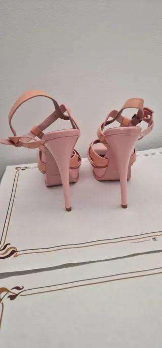 Saint Laurent Sandalias Rosadas y Doradas