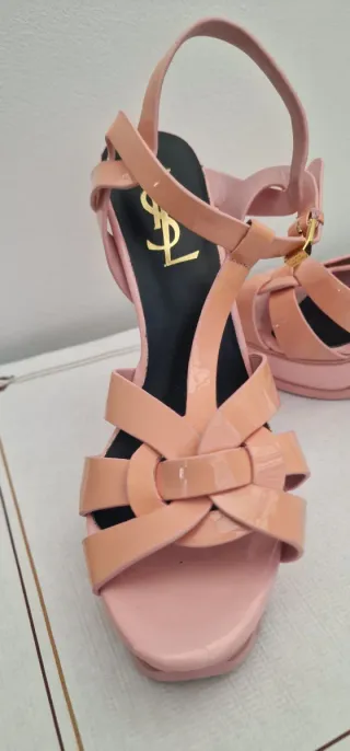 Saint Laurent Sandalias Rosadas y Doradas
