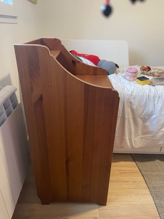 Mesita de noche de madera