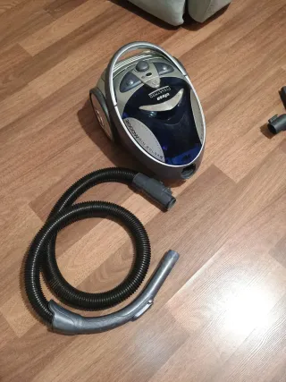 Aspiradora Ufesa CycloTron 2000W