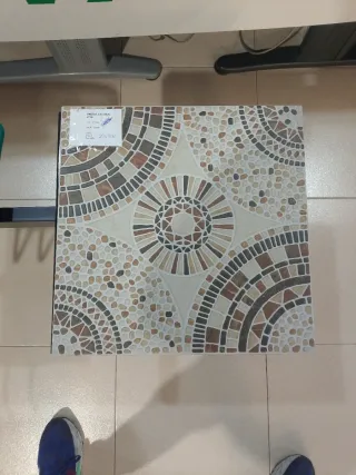 Baldosa de cerámica con diseño mosaico
