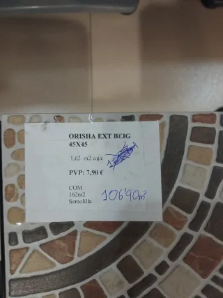 Baldosa de cerámica con diseño mosaico