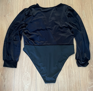 Body negro terciopelo manga larga