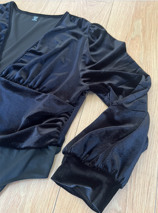 Body negro terciopelo manga larga