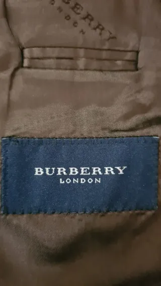 Chaqueta traje hombre marca burrebery London .