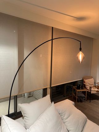 Lámpara de pie arco negra con bombilla retro