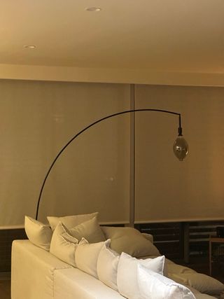 Lámpara de pie arco negra con bombilla retro