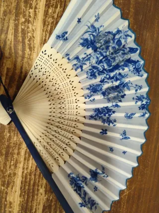 Abanico de madera con diseño floral azul
