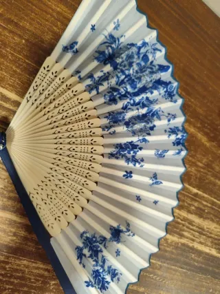 Abanico de madera con diseño floral azul
