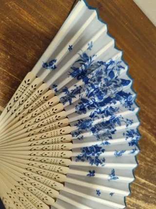 Abanico de madera con diseño floral azul