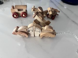 Miniaturas de madera: tren, avión y más
