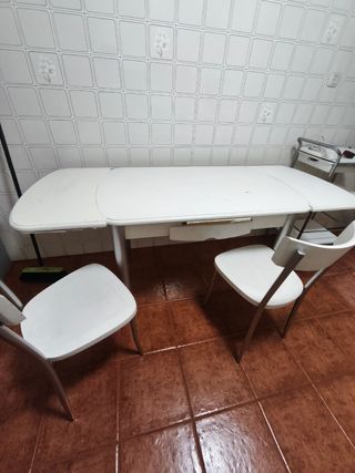 Mesa de cocina con 2 sillas