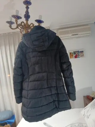 Abrigo negro con capucha