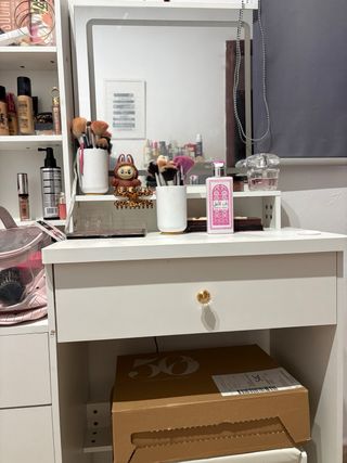 Tocador de maquillaje blanco y