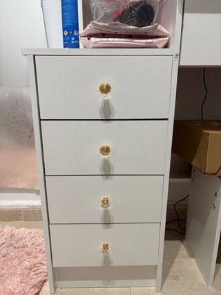 Tocador de maquillaje blanco y