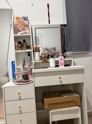 Tocador de maquillaje blanco y