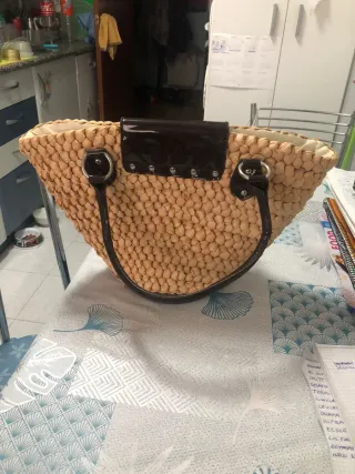 Capazo de rafia con detalles en piel