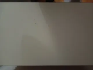 Mueble blanco con cajones y puertas