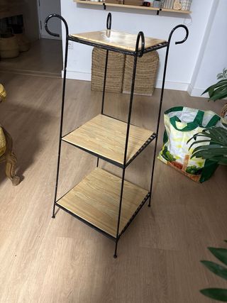 Estantería de hierro y madera
