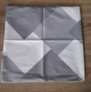 Dos Fundas de cojín geométrica gris y blanca