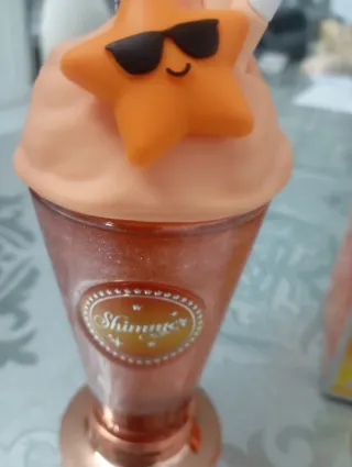 Perfume con brillantina es naranja