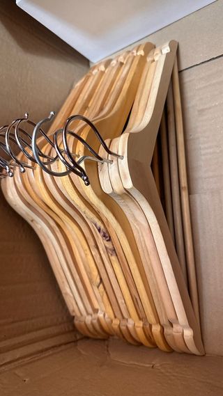 15 Perchas de madera y metal