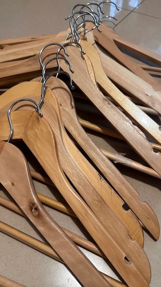 15 Perchas de madera y metal