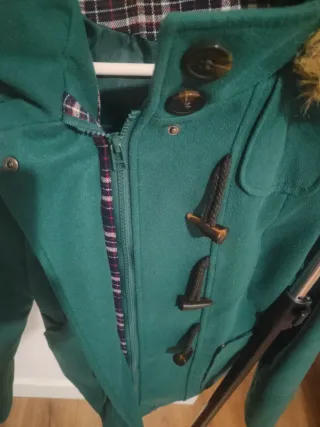 Abrigo verde mujer con capucha de pelo