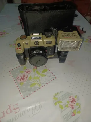 Cámara Olympia con funda