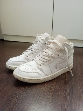 Jordan 1 Mid Blancas