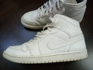Jordan 1 Mid Blancas